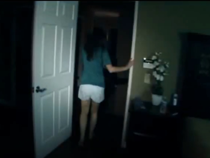 Criado por Oren Peli, o filme original estreou em 2007 e ganhou novas edições a partir do sucesso. Tipo de filme que passa a ideia de realismo nas cenas, causando frisson com a temática sobrenatural. 