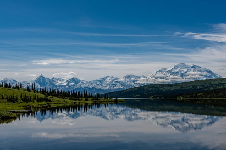 O Parque Nacional Denali, que abriga a montanha, é um dos destinos mais visitados do estado, e dá oportunidades de ver de perto animais selvagens como ursos-pardos, alces e caribus. 