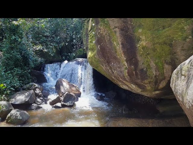 Cachoeira da Pedra Redonda – Gonçalves, MG (Parque Estadual da Serra do Papagaio): Pequena, com queda suave e poço raso, ótima para crianças.
