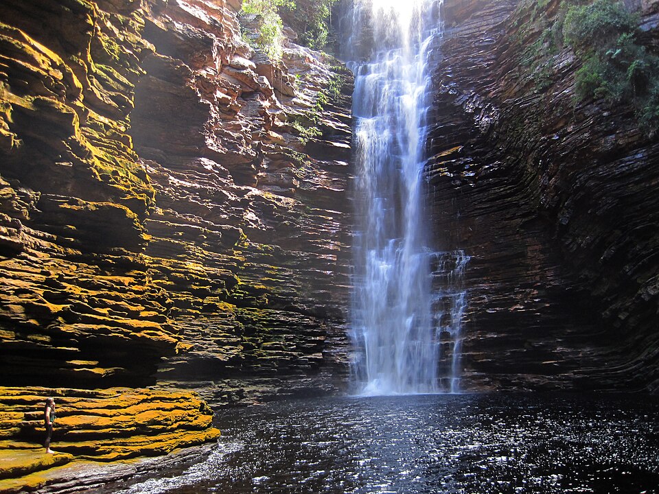 Cachoeira do Buracão – Ibicoara, BA (Parque Municipal do Espalhado): Rodeada por cânions, tem águas calmas para nadar após a queda principal.
