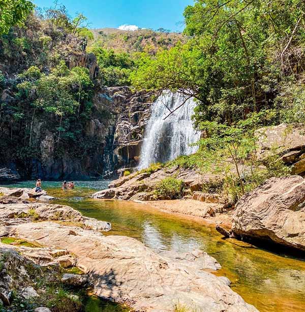 Cachoeira do Lobo – Capitólio, MG (Parque Nacional da Serra da Canastra): Grande piscina natural com águas calmas e visual deslumbrante.

