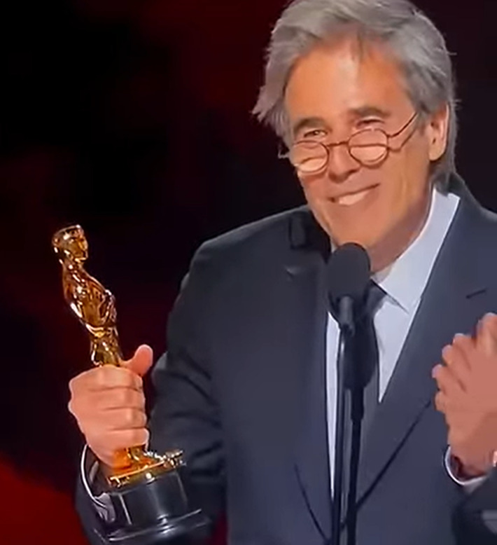 A cerimônia de premiação foi no dia 2/3 em Los Angeles, e consagrou Walter Salles com a estatueta por Melhor Filme Estrangeiro, um feito inédito no Brasil. Fernanda Torres perdeu para Mikey Madison, mas só o fato de concorrer já foi uma façanha. A única atriz brasileira a disputar o Oscar, antes dela, foi sua mãe, Fernanda Montenegro, por Central do Brasil. 