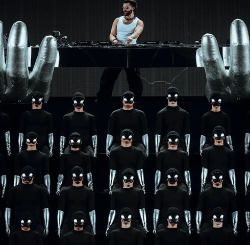 A gente não tava planejando esse show agora, mas, após a repercussão do Coachella, reviu nossa estratégia. Vai ser um show diferente até para gente, ainda está em desenvolvimento, bem diferente do Coachella. Ainda não posso falar os convidados, mas serão muito legais, meio disruptivo, que faz sentido para o contexto. Terá show de abertura também”, declarou.
