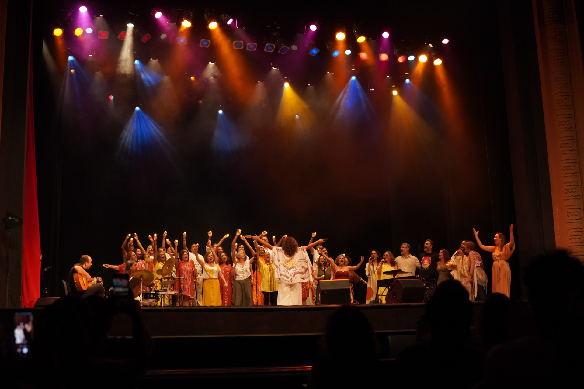 Coral Canto da Apá apresenta espetáculo único neste domingo, 1º, levando ao palco do Cine São Luiz músicas que celebram a lua e o poder do canto coletivo