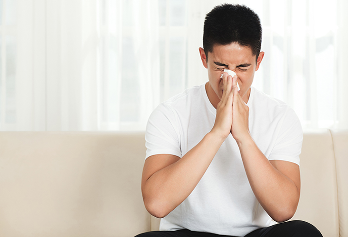 Para saber se você tem alguma alergia, observe se surgem sintomas como coceira, espirros, manchas na pele, falta de ar ou inchaço após contato com certos alimentos, produtos, animais ou medicamentos.