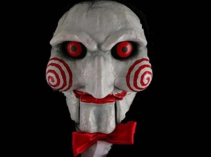 Jigsaw é um dos maníacos mais marcantes do cinema de terror e isso graças ao seu sucesso na primeira edição de Jogos Mortais. O personagem acabou protagonizando uma franquia de sucesso no telão.  