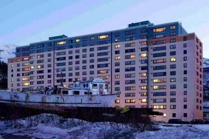 A cidade de Whittier, no Alasca, tem uma curiosidade que chama a atenção: 95% dos seus habitantes vivendo em um único edifício, as chamadas Begich Towers.