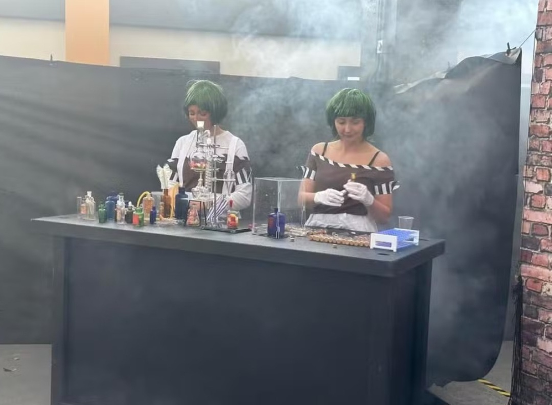 Um caso recente de suposta previsão se refere à exposição ‘Willy Wonka Experience’, em Glasgow, na Escócia. Os organizadores prometeram atividades imersivas no universo da famosa fábrica de chocolate. Mas o fracasso foi tão grande que os realizadores prometeram ressarcimento ao público.