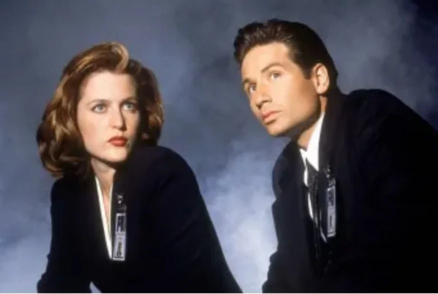 Arquivo X é uma das séries de ficção científica mais famosas da televisão norte-americana, criada por Chris Carter. No Brasil, a obra chamou a atenção nos anos 90 e conquistou uma legião de fãs. Em 10 de setembro de 2024, a série, que se tornou cult, completou 31 anos desde sua primeira exibição.