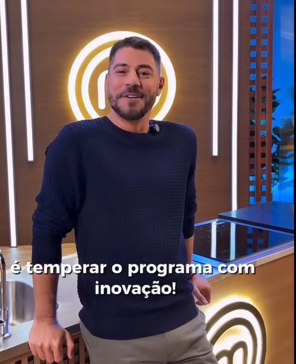 O jornalista Evariato Costa estará na próxima temporada do reality gastronômico MasterChef Brasil, da Band. Mas não para assumir o lugar de Ana Paula Padrão na apresentação. Ele foi  convidado especial num dos desafios da 12ª temporada.  Nas redes ele disse que ia 