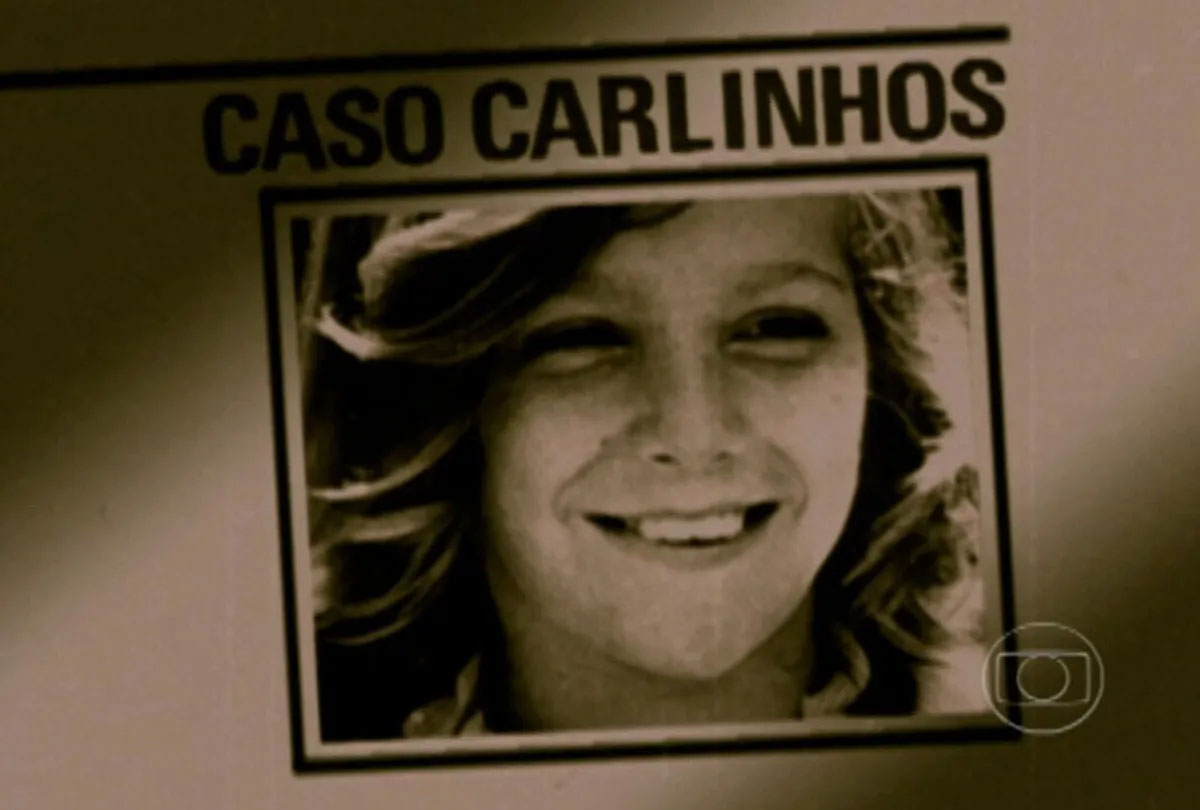 Após um corte de energia que deixou a sala às escuras, um homem armado e encapuzado invadiu o sobrado da família e levou Carlinhos.