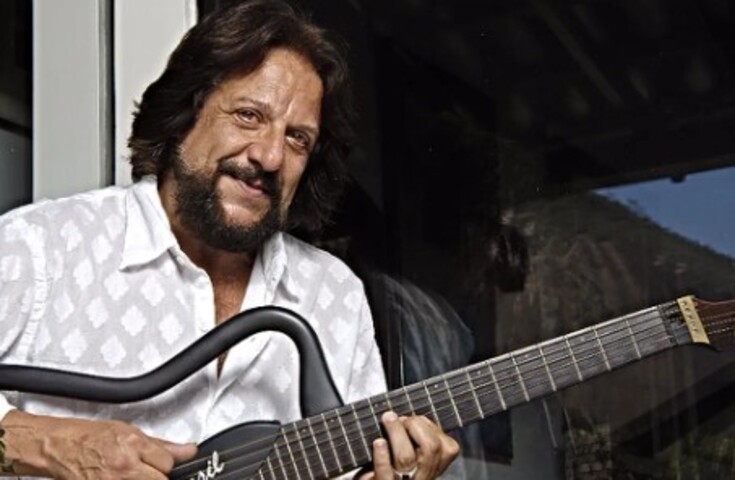 Irmão do também músico Tunai (foto) morto em 2020, João Bosco começou a tocar violão aos 12 anos. Com o instrumento, ele construiria um estilo único, inconfundível. 

