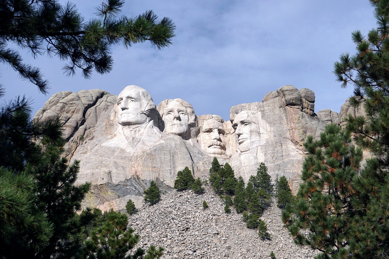 Os rostos eternizados na montanha de granito são os de George Washington, Thomas Jefferson, Abraham Lincoln e Theodore Roosevelt. 
