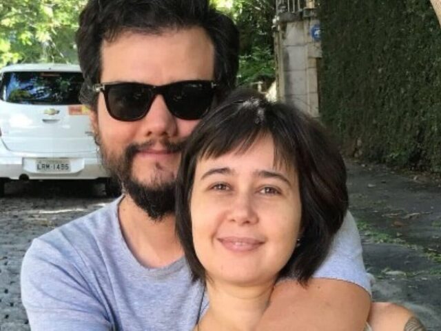 Por trás das câmeras, Moura vive um relacionamento discreto com a fotógrafa Sandra Delgado desde 2001. Eles têm três filhos.