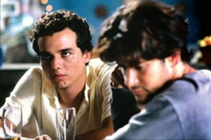 No teatro, Wagner Moura despontou na década de 1990, conquistando reconhecimento por atuações marcantes. Já no cinema, ele fez sua estreia em 2000, no longa Sabor da Paixão, ao lado do também brasileiro Murilo Benício e da atriz espanhola Penélope Cruz.
