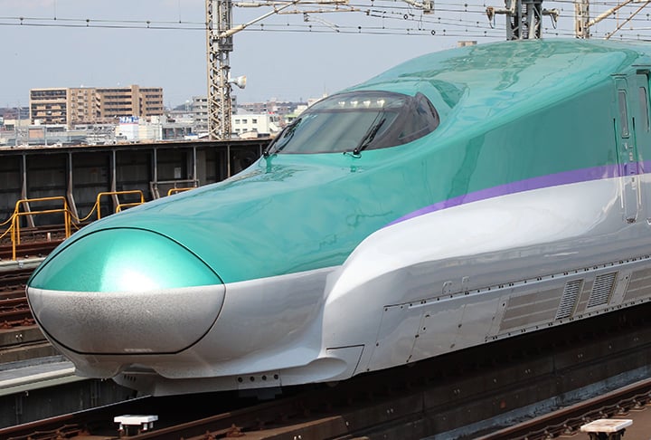 Para reduzir o ruído quando os trens entram em túneis, a Japan Railways East projetou os trens com a parte da frente do primeiro vagão bem mais longa. Desde 2011, a empresa tem 59 desses trens em operação no Japão.