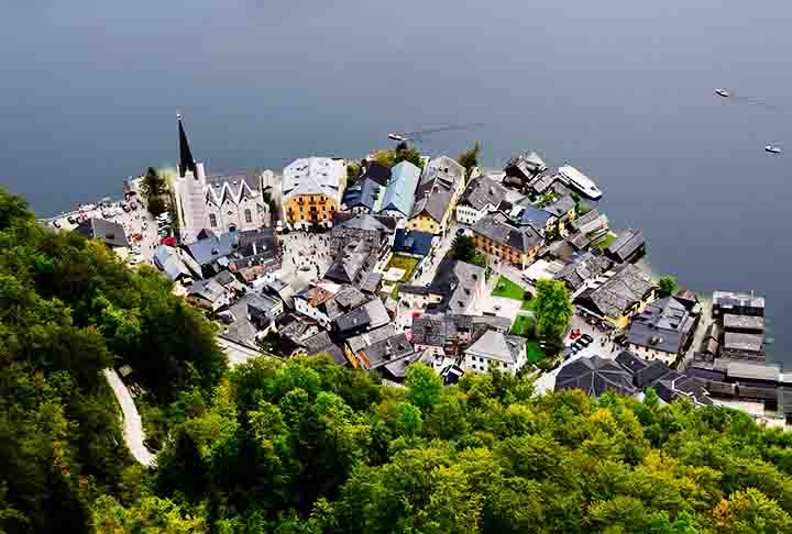 A cidade foi o refúgio de verão do imperador Francisco José I e sua esposa, a imperatriz Sissi, durante o século 19. O local mais icônico da cidade é a Kaiservilla, a residência imperial, onde Francisco José assinou a declaração de guerra que deu início à Primeira Guerra Mundial. 