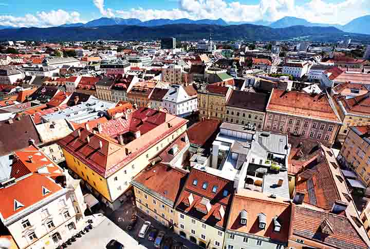 Klagenfurt Lake - É a capital do estado da Caríntia, no sul da Áustria. O centro histórico de Klagenfurt é repleto de arquitetura renascentista, com praças charmosas, como a Neuer Platz, onde se encontra a icônica Fonte do Dragão.