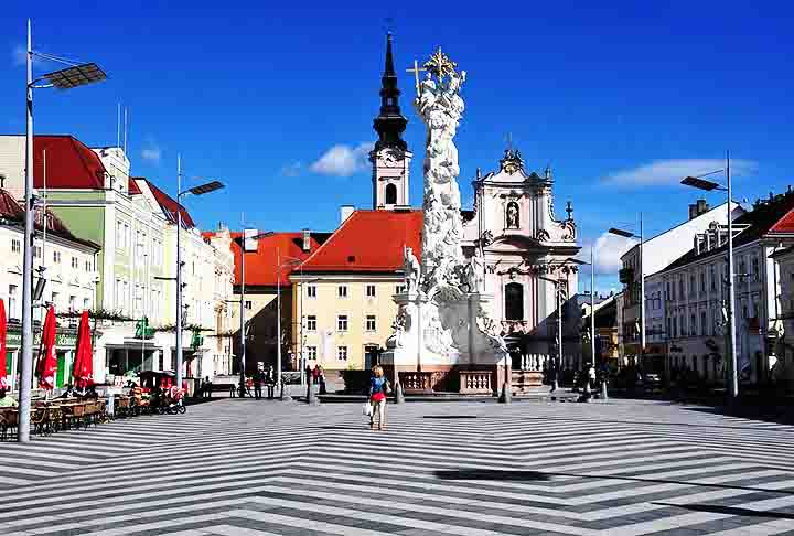 Sankt Polten - É a capital do estado da Baixa Áustria e uma das cidades mais antigas da Áustria, com vestígios que remontam à era romana. Entre suas atrações, destaca-se o Festspielhaus, um importante centro cultural dedicado à música e às artes performáticas.  