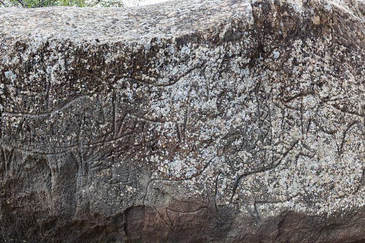 O Parque Nacional de Gobustã, com suas inscrições rupestres pré-históricas, é Patrimônio Mundial da UNESCO. 