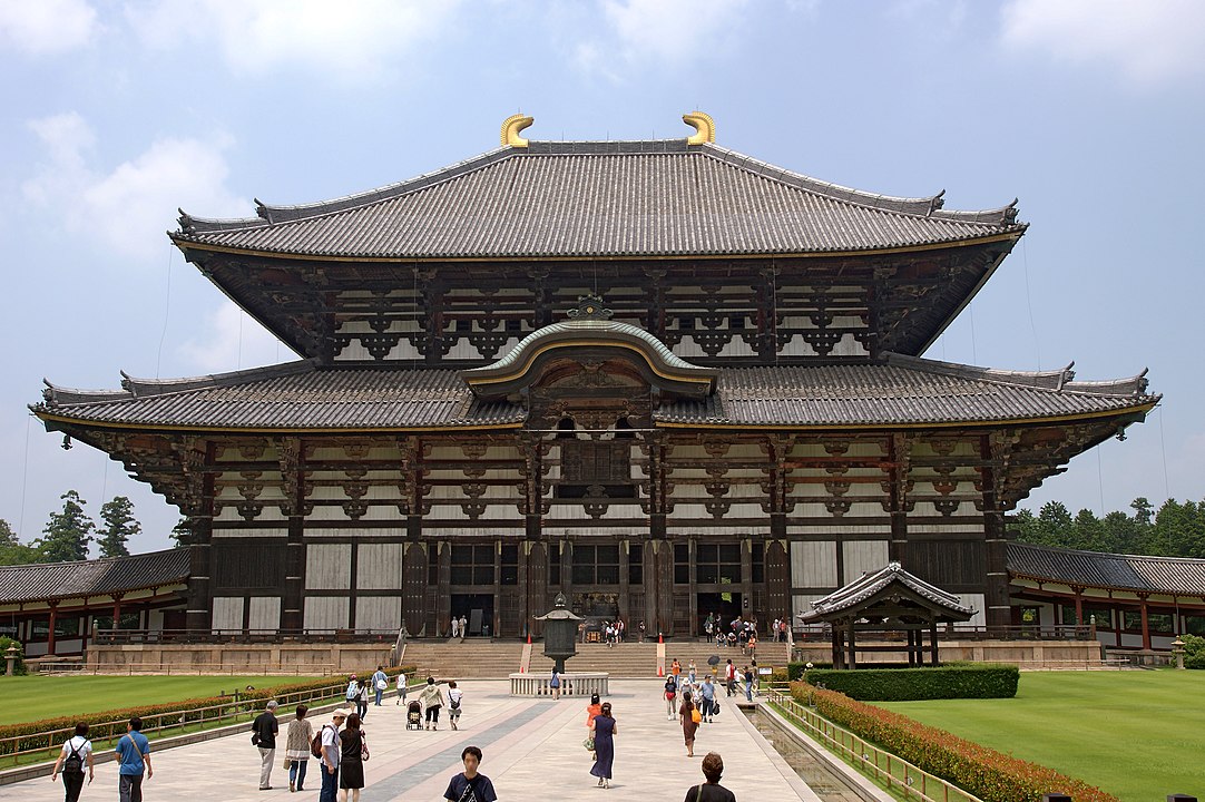 Templo Todaiji – Nara, Japão (752 d.C.) - Sede da escola Kegon, abriga o Daibutsu, a maior estátua de bronze do Buda Vairocana do mundo. Sua sala principal foi, por séculos, o maior edifício de madeira já construído.
