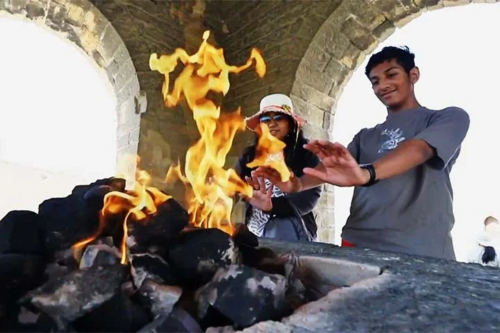 Ainda hoje, o zoroastrismo sobrevive no Irã e em partes da Índia, sendo os indianos os maiores visitantes de Yanar Dagh. 