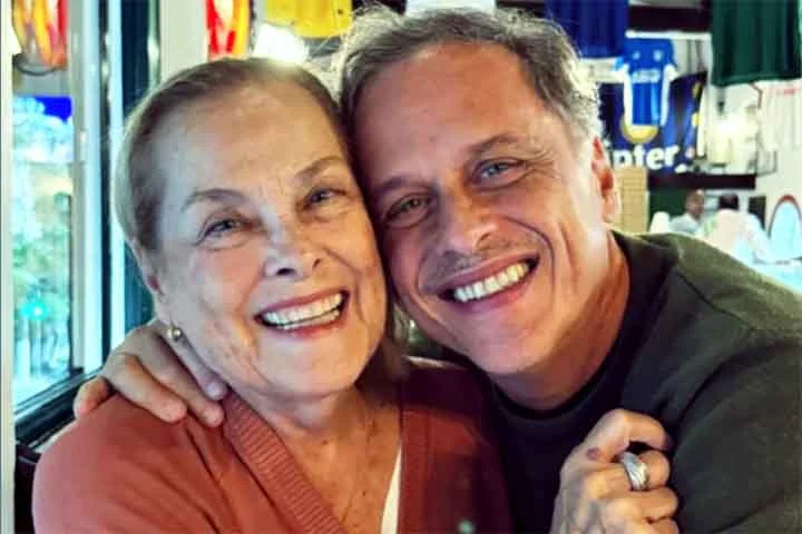 A propriedade conta com uma bela piscina e um paredão de pedras personalizado. Embora a casa seja grande, o ator não mantém um quadro fixo de funcionários e prefere cuidar das tarefas do dia a dia por conta própria.