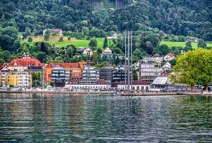Bregenz - É a capital do estado de Vorarlberg, situada às margens do Lago de Constança, no oeste da Áustria. A cidade é conhecida por seu cenário deslumbrante entre o lago e os Alpes.