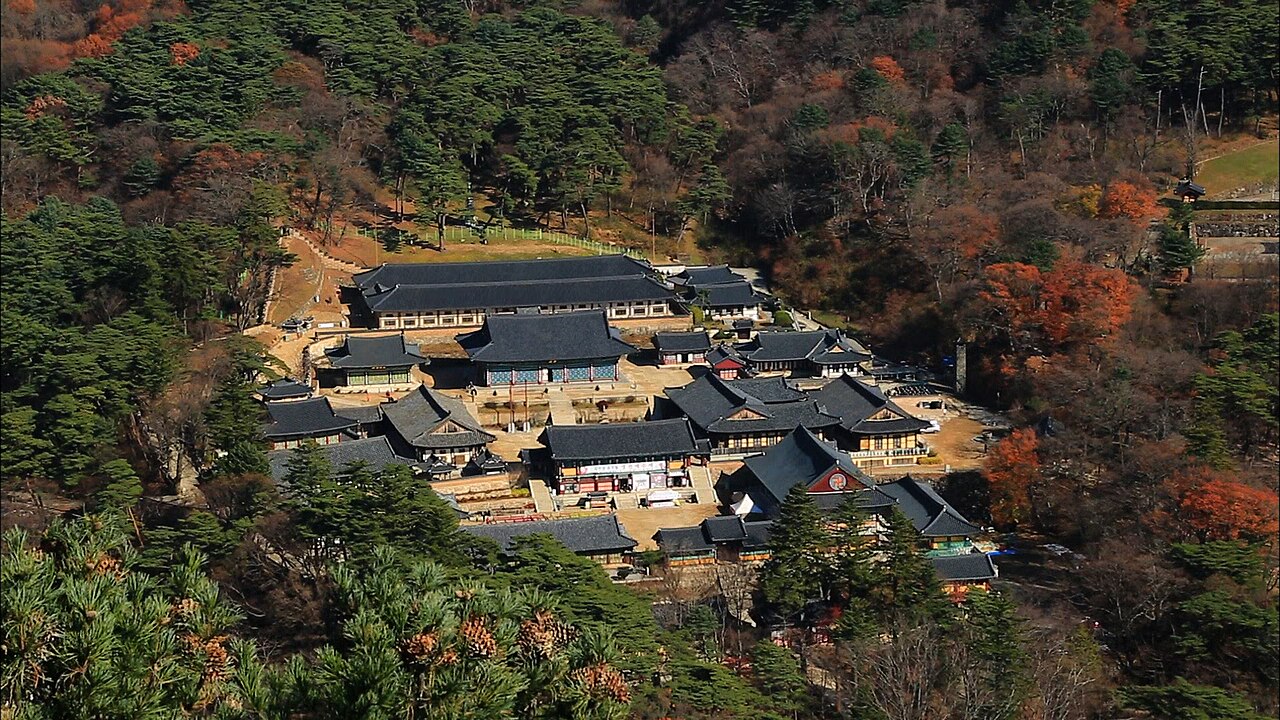 Templo Haeinsa – Hapcheon, Coreia do Sul (802 d.C.) - Guarda o Tripitaka Koreana, uma das mais completas coleções de textos budistas, entalhada em mais de 80 mil blocos de madeira. Sua importância histórica e religiosa é reconhecida mundialmente.