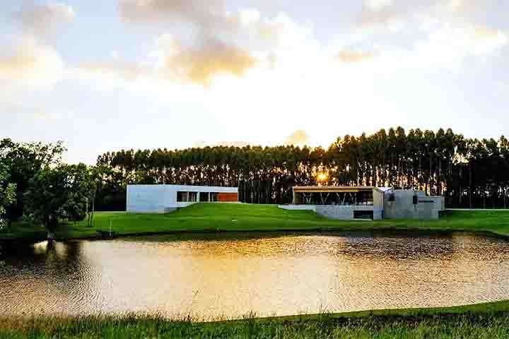 A Monte Astral, em Farroupilha (RS), uma das mais novas vinícolas da Serra Gaúcha, adota práticas biodinâmicas na produção de vinhos com mínima intervenção. Além do tour com degustação e visita à produção, oferece refeições no restaurante Ostara, com vista para o lago.