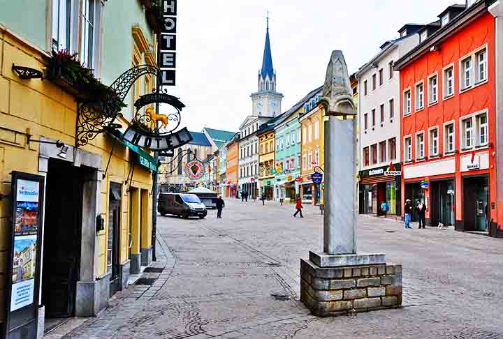 Villach tem um centro histórico encantador, com destaque para a Igreja de St. Jakob e suas casas coloridas. A cidade é também conhecida pelo seu animado carnaval e pelo festival Villacher Kirchtag, que celebra a cultura local.