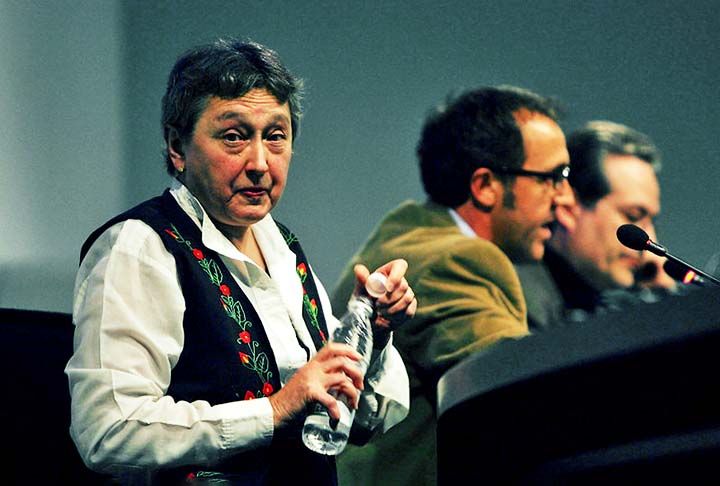 LYNN MARGULIS  (1938–2011):
Desenvolveu a teoria da endossimbiose, que explica como as células eucarióticas (como as de plantas e animais) evoluíram a partir de uma relação simbiótica entre células procarióticas.