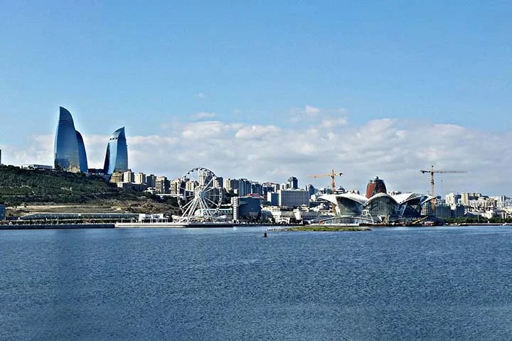 Desde então, o país se desenvolveu rapidamente, especialmente devido às suas vastas reservas de petróleo e gás natural, que impulsionaram a economia.