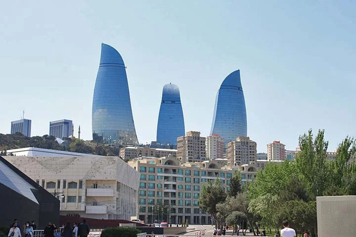 Baku, em particular, tornou-se um centro financeiro e cultural importante, com projetos arquitetônicos ambiciosos como as Torres Flame.