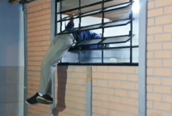 Erivelton Santos, que tinha invadido o imóvel pertencente à prefeitura, ficou entalado durante 2 horas até ser retirado pelos bombeiros. Eles tiveram que serrar a janela. Depois, o homem foi pra cadeia.  