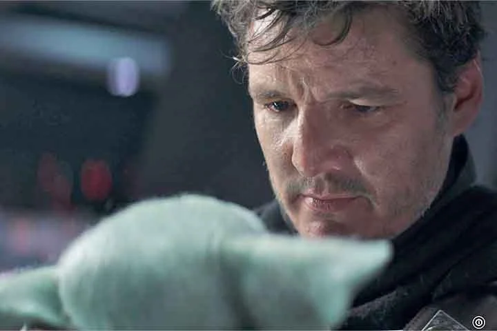 Sua vida muda radicalmente quando aceita uma missão que o coloca em contato com uma criança misteriosa - mais tarde chamada de Grogu - que pertence à mesma espécie do Mestre Yoda.