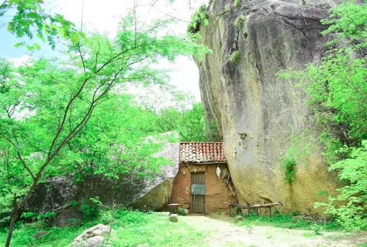 A casinha atrai olhares curiosos de quem passa pela estrada próxima, sendo frequentemente fotografada por visitantes.