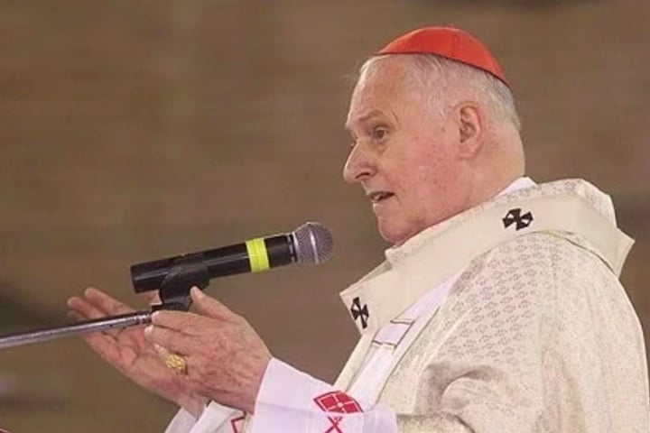 Ele chegou a ter votos suficientes para ser eleito papa, no entanto, recusou o cargo, alegando problemas de saúde.