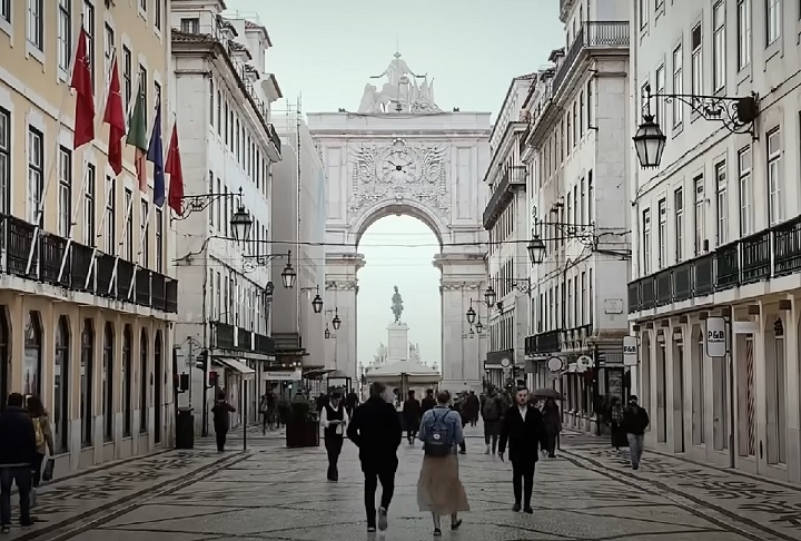 A crescente presença e influência da cultura brasileira em Portugal tem gerado reações diversas entre os portugueses.