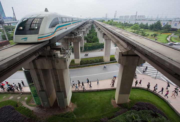O Shanghai Maglev parte do Aeroporto Pudong, em Xangai, e cobre a distância de 30 quilômetros até a Estação Longyang Road em apenas 7 minutos. A velocidade máxima pode chegar a 460 km/h!
