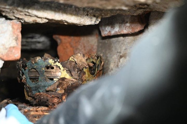 Os objetos foram originalmente descobertos em 1931, após uma enchente revelar sarcófagos de membros da realeza.