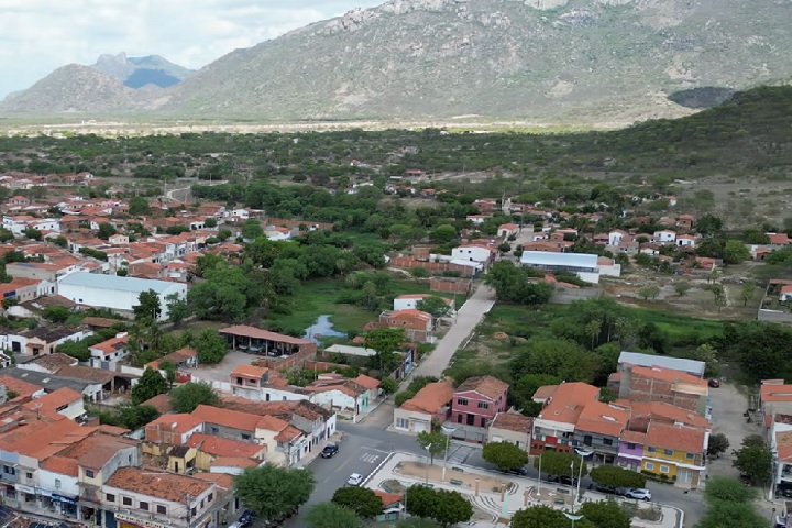 Em 1819, os irmãos Luís da Mota e Melo e Herculano Rodrigues Mota adquiriram a fazenda Cacimba do Meio, marcando o início do desenvolvimento local. 