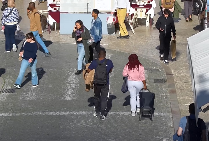 Atualmente, mais de 510 mil brasileiros vivem legalmente em Portugal, representando a maior comunidade estrangeira no país. 