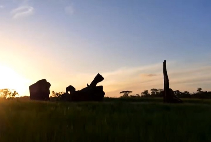 Estima-se que a estrutura, chamada Círculo de Calçoene (ou Stonehenge da Amazônia), exista no litoral do Amapá há mais de 2 mil anos.