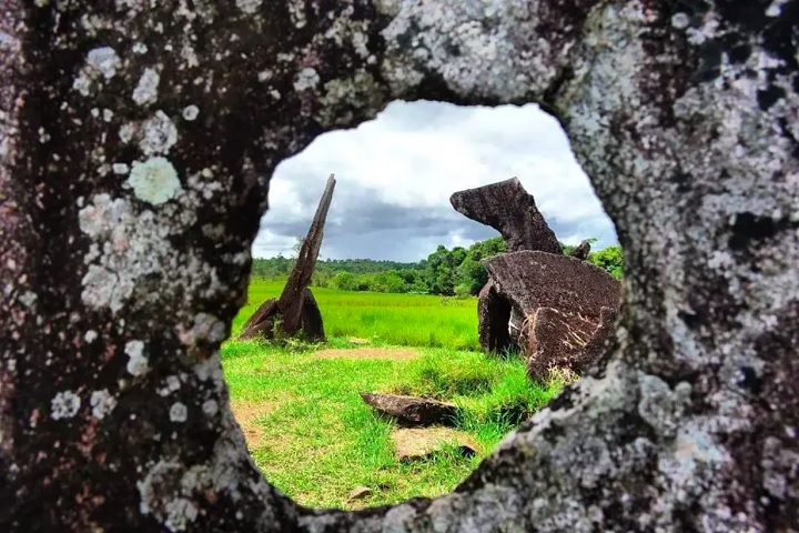 Além das pedras, já foram encontrados vasos e outros objetos antigos no local.