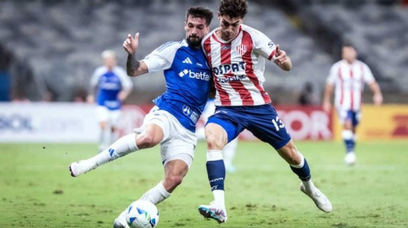 Raposa joga com um a mais desde os 37 minutos do primeiro tempo, mas não consegue vencer o também já eliminado Unión Santa Fé