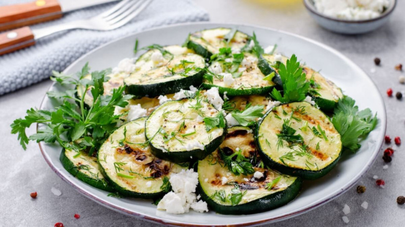 Abobrinha grelhada com queijo feta (Imagem: Julie208 | Shutterstock) 