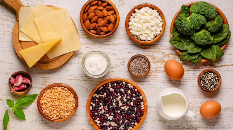 Manter uma alimentação equilibrada é essencial para a saúde feminina em todas as fases da vida (Imagem: Tatiana Bralnina | Shutterstock) 
