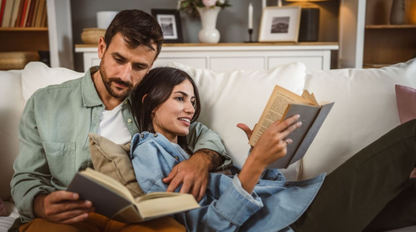 Os livros são capazes de aquecer o coração e trazer reflexões valiosas (Imagem: Miljan Zivkovic | Shutterstock)
