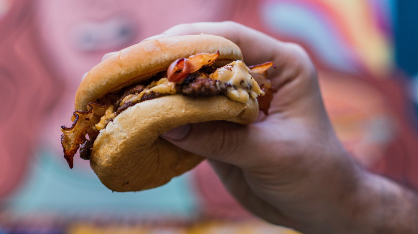 Comemorado em 28 de maio, o Dia do Hambúrguer traz promoções irresistíveis em Fortaleza, com opções que vão do smash ao artesanal